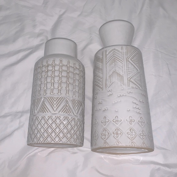 two beautiful white vases with designs(two different sizes) - Picture 3 of 3